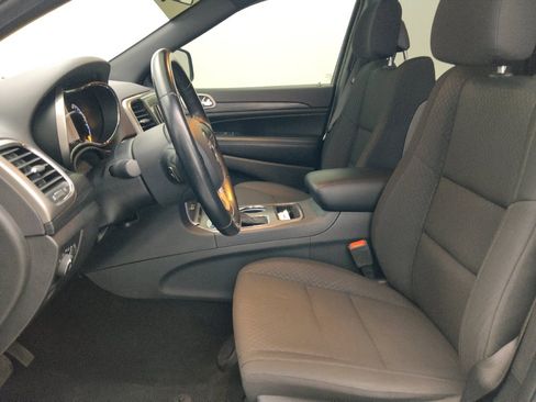 Used 2019 Jeep Grand Cherokee Laredo AWD/4WD image 17