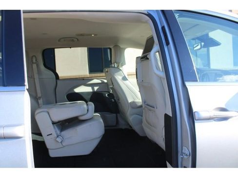 Used 2017 Chrysler Pacifica Limited w/ UConnect Theater Package image 11