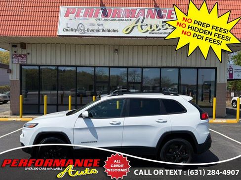 Used 2018 Jeep Cherokee Latitude w/ Altitude Package AWD/4WD image 3