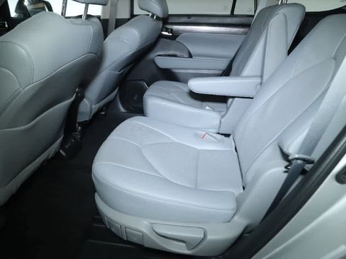 Used 2023 Toyota Highlander Limited image 14