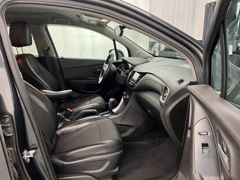 Used 2017 Chevrolet Trax LT w/ LT Convenience Package FWD image 11