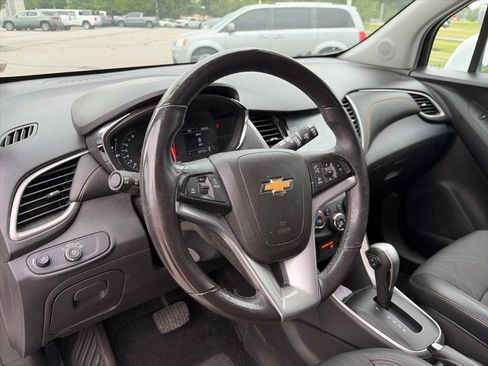 Used 2017 Chevrolet Trax LT w/ LT Convenience Package AWD/4WD image 19