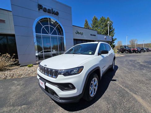 Used 2024 Jeep Compass Latitude AWD/4WD image 1