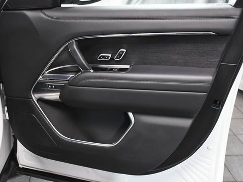 Used 2025 Land Rover Range Rover SE image 18