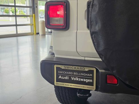 Used 2023 Jeep Wrangler Unlimited Sahara w/ Cold Weather Group AWD/4WD image 14