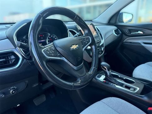 Used 2022 Chevrolet Equinox LT image 2