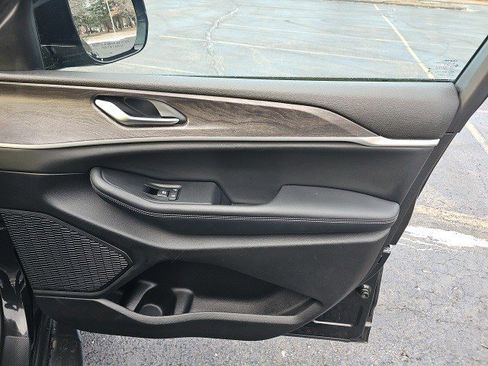 Used 2023 Jeep Grand Cherokee Limited w/ Luxury Tech Group II image 15