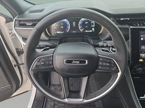 Used 2025 Jeep Grand Cherokee Laredo X image 14