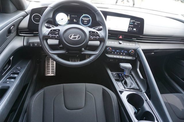 Used 2025 Hyundai Elantra SEL FWD image 16
