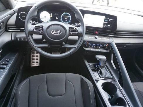 Used 2025 Hyundai Elantra SEL FWD image 16
