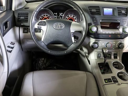 Used 2012 Toyota Highlander SE w/ Tow Pkg AWD/4WD image 3
