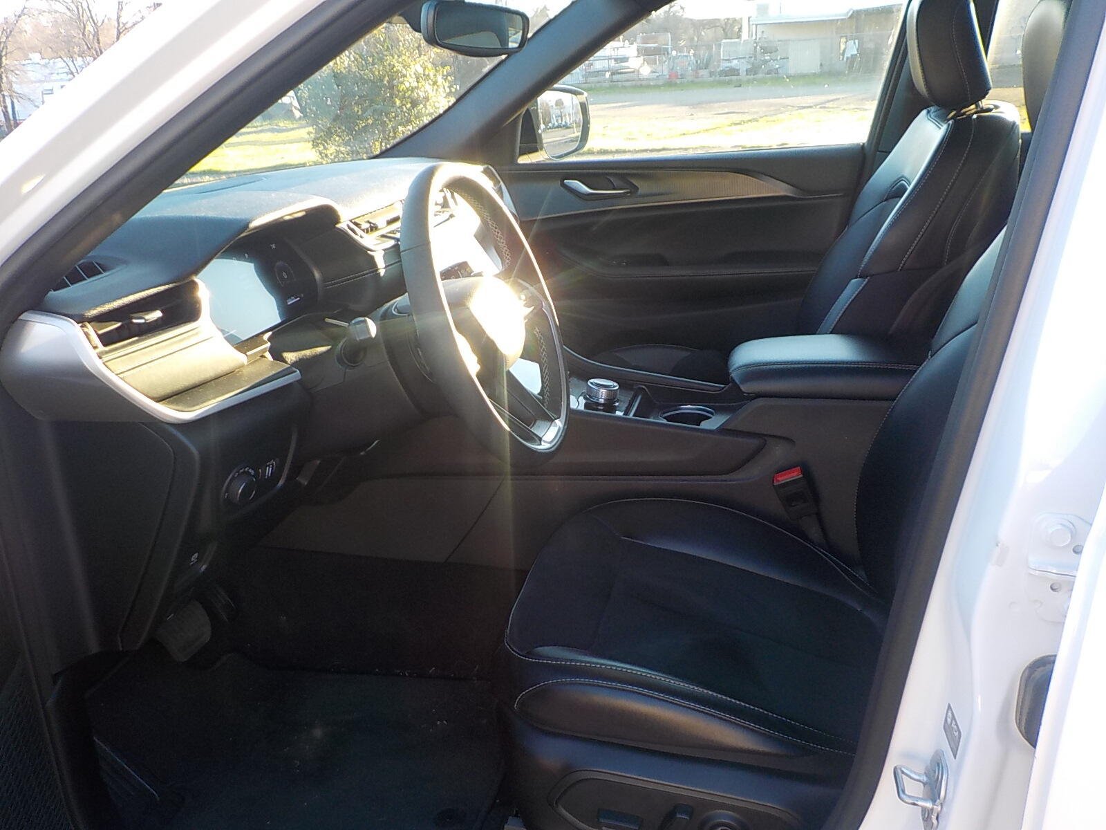 Used 2024 Jeep Grand Cherokee Altitude AWD/4WD image 18