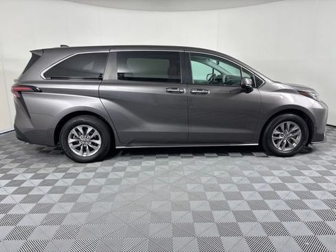 Used 2023 Toyota Sienna XLE AWD/4WD image 5