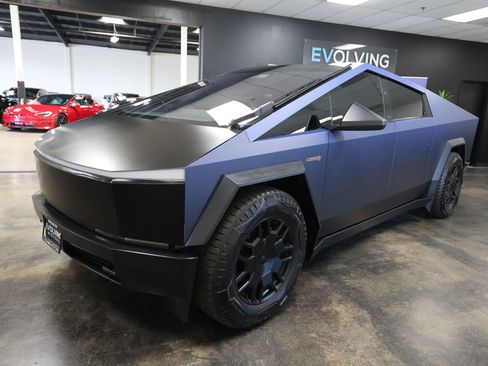 Used 2024 Tesla Cybertruck AWD Crew Cab image 4