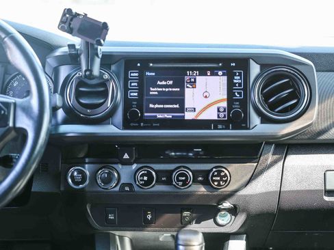 Used 2017 Toyota Tacoma TRD Off-Road image 3