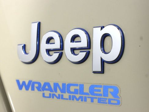 Used 2022 Jeep Wrangler Unlimited Sahara AWD/4WD image 37