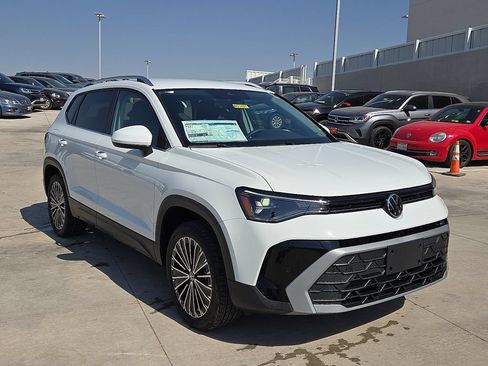 Used 2025 Volkswagen Taos SE FWD image 2