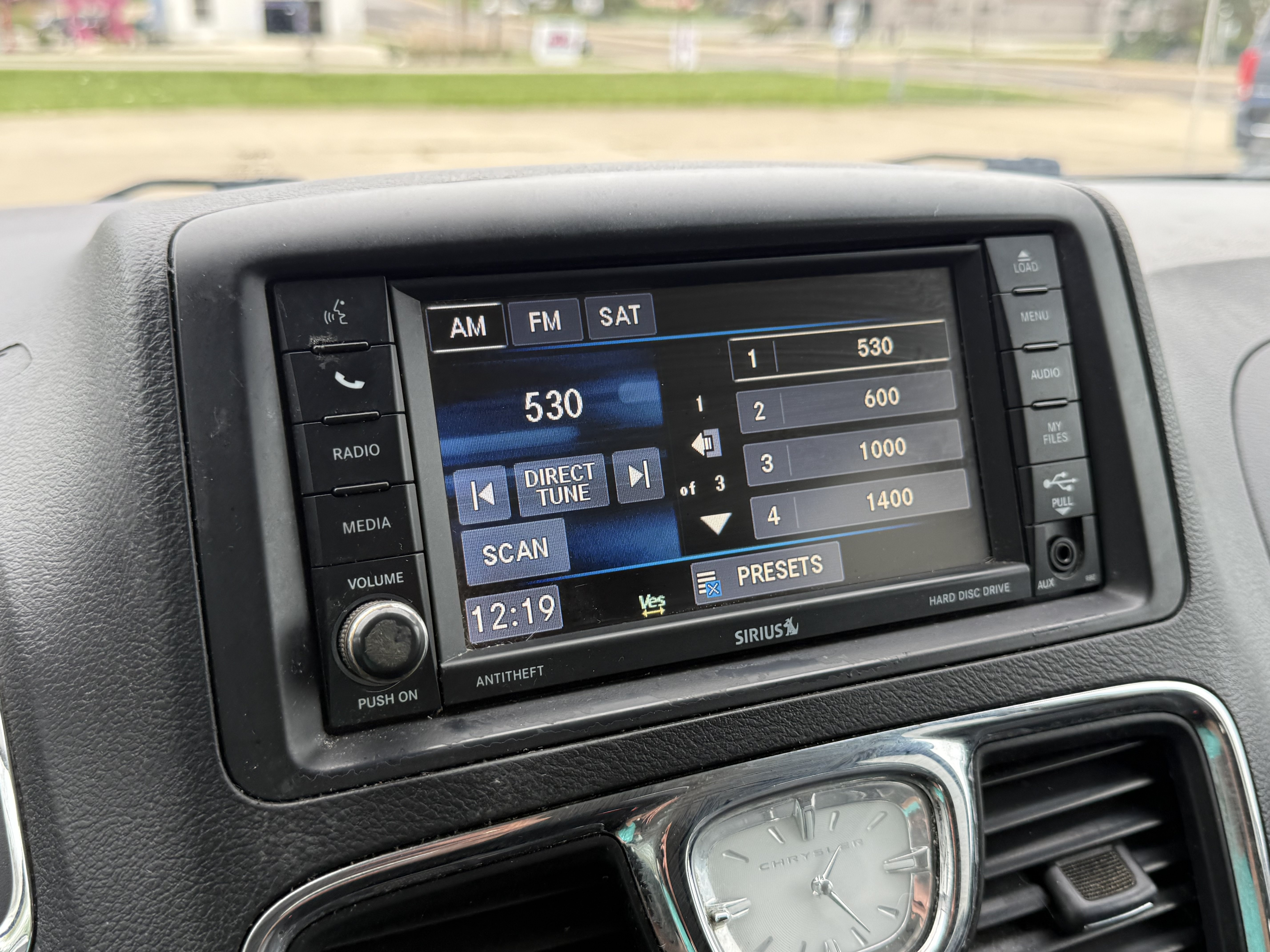 Used 2016 Chrysler Town & Country Touring FWD image 18