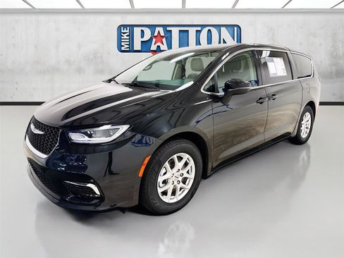 Used 2023 Chrysler Pacifica Touring-L image 3