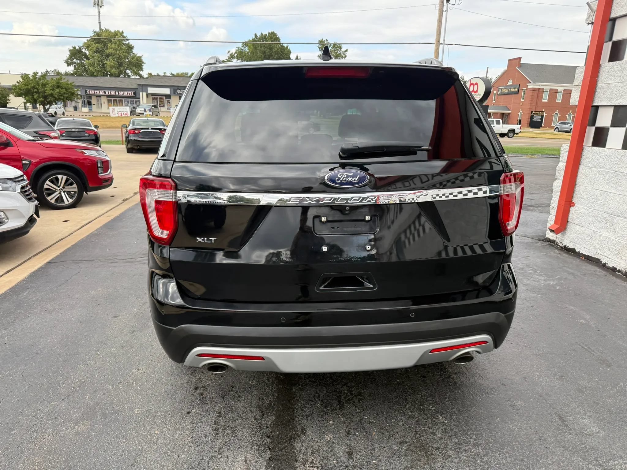 Used 2016 Ford Explorer XLT w/ Equipment Group 202A AWD/4WD image 10