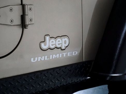 Used 2006 Jeep Wrangler Unlimited Rubicon w/ Security Group AWD/4WD image 43