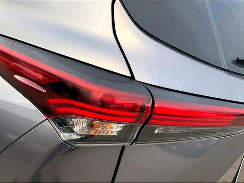 Used 2024 Toyota Highlander LE image 28