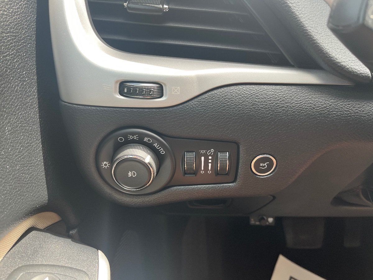 Used 2017 Jeep Cherokee Latitude w/ Comfort/Convenience Group FWD image 21