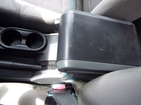 Used 2010 Jeep Wrangler Unlimited Sahara image 29