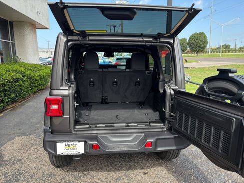 Used 2025 Jeep Wrangler Unlimited Sahara AWD/4WD image 41