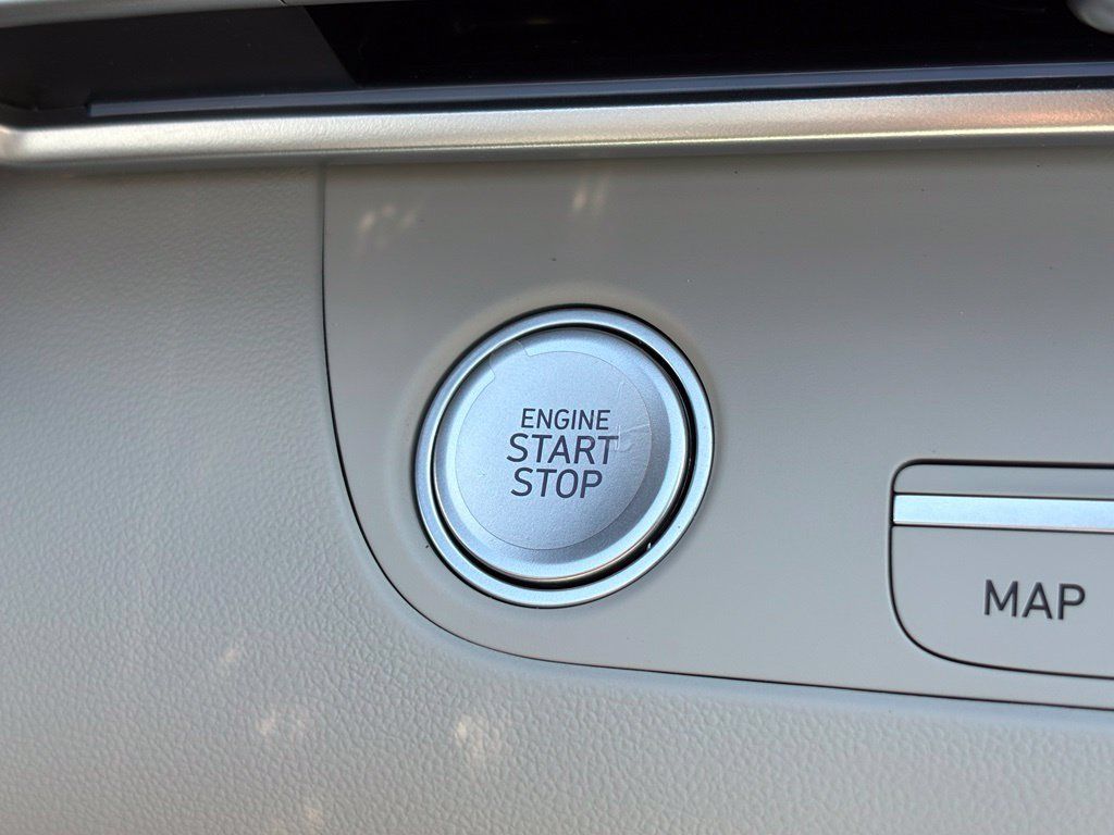 Used 2025 Hyundai Elantra Limited FWD image 17