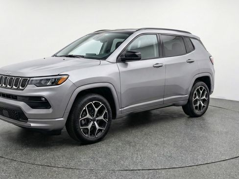 Used 2025 Jeep Compass Limited AWD/4WD image 3