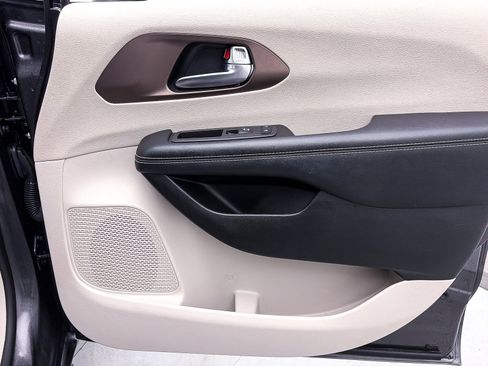 Used 2023 Chrysler Voyager LX image 31