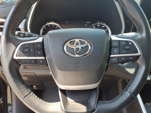 Used 2023 Toyota Highlander XLE AWD/4WD image 13