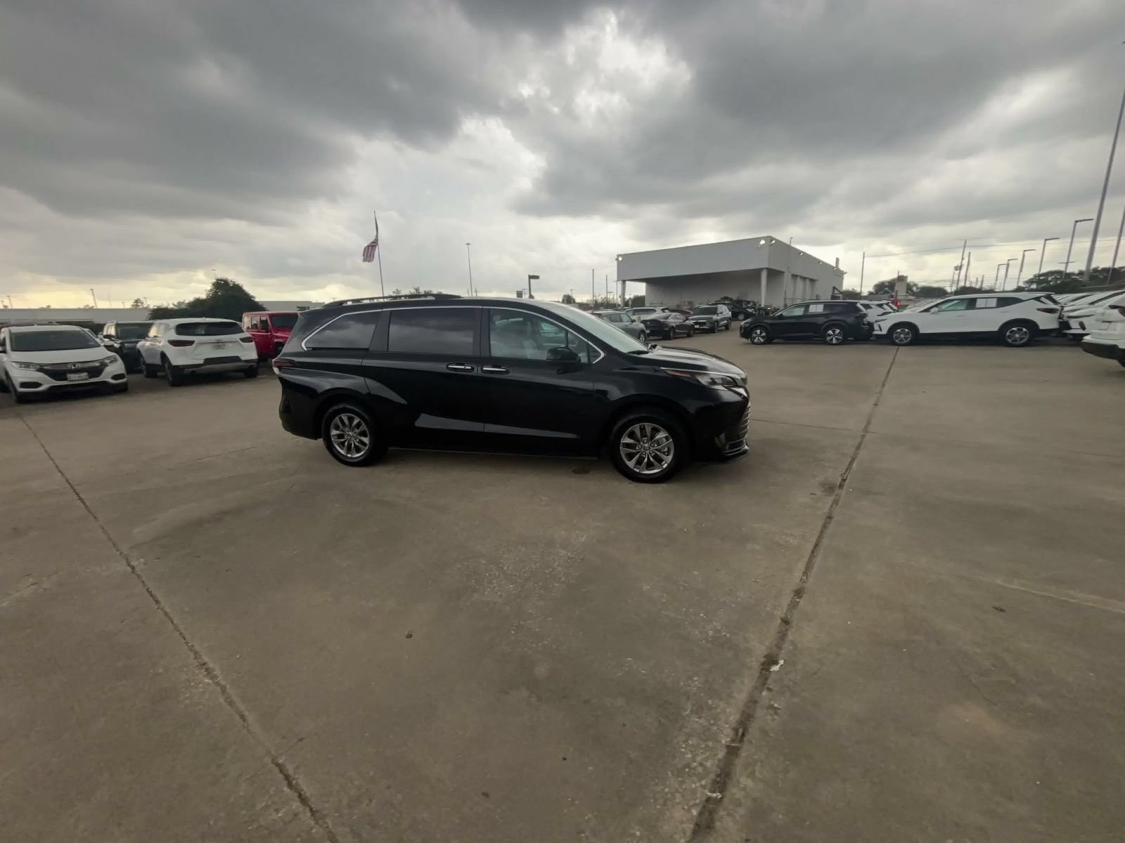 Used 2025 Toyota Sienna XLE FWD image 15