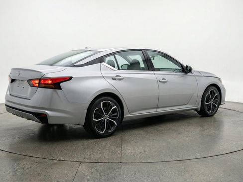 Used 2025 Nissan Altima 2.5 SR FWD image 9