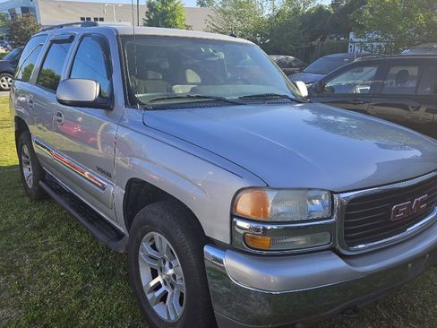 Used 2005 GMC Yukon SLE image 1