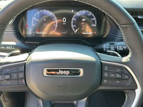 Used 2025 Jeep Grand Cherokee Altitude image 11