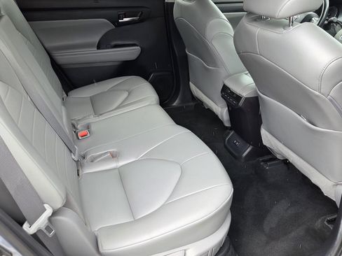 Used 2021 Toyota Highlander XLE AWD/4WD image 12