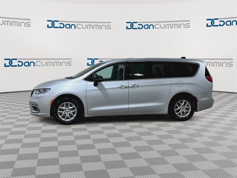 Used 2024 Chrysler Pacifica Touring-L image 6