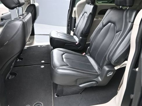 Used 2023 Chrysler Pacifica Touring-L FWD image 15