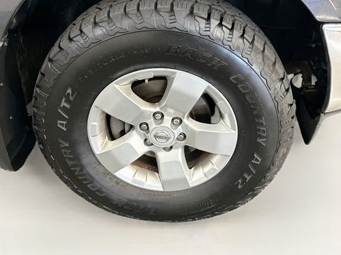 Used 2011 Nissan Frontier SV w/ SV Premium Utility Pkg AWD/4WD image 11