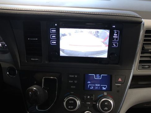 Used 2017 Toyota Sienna XLE Premium image 25