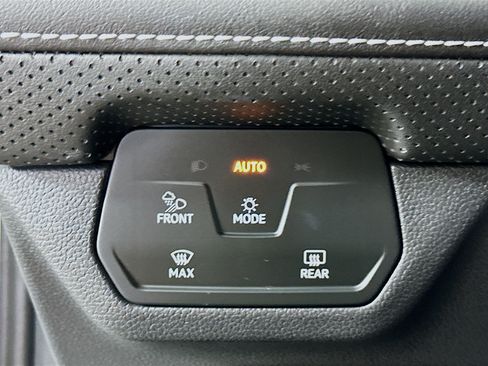 Used 2025 Volkswagen Atlas SE AWD/4WD image 17