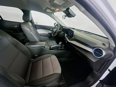 Used 2025 Chevrolet Trax LT image 29