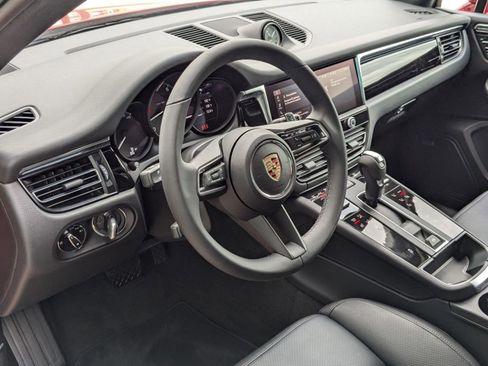 Certified 2025 Porsche Macan image 4