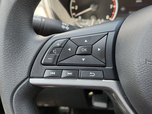Used 2025 Nissan Altima 2.5 SV FWD image 15