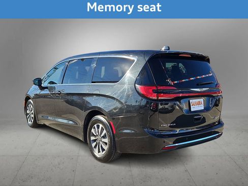 Used 2023 Chrysler Pacifica Touring-L image 8