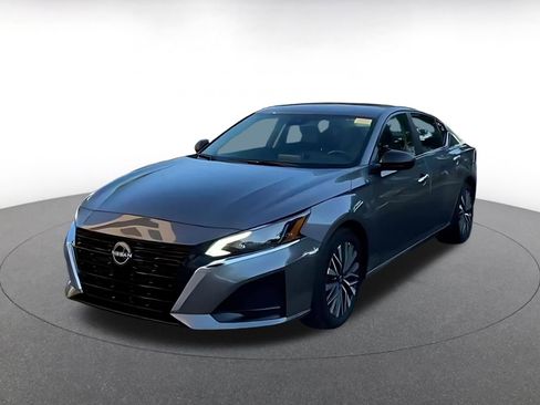 Used 2025 Nissan Altima 2.5 SV FWD image 7