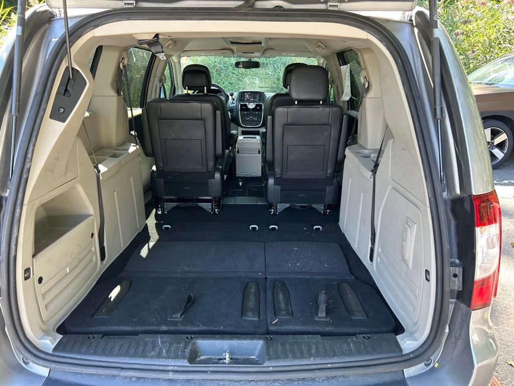 Used 2013 Chrysler Town & Country Touring FWD image 30