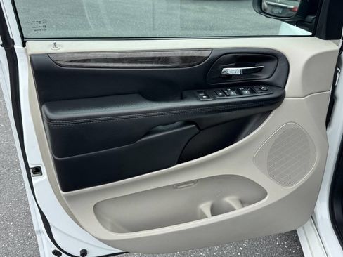 Used 2019 Dodge Grand Caravan SE w/ UConnect Hands-Free Group image 49